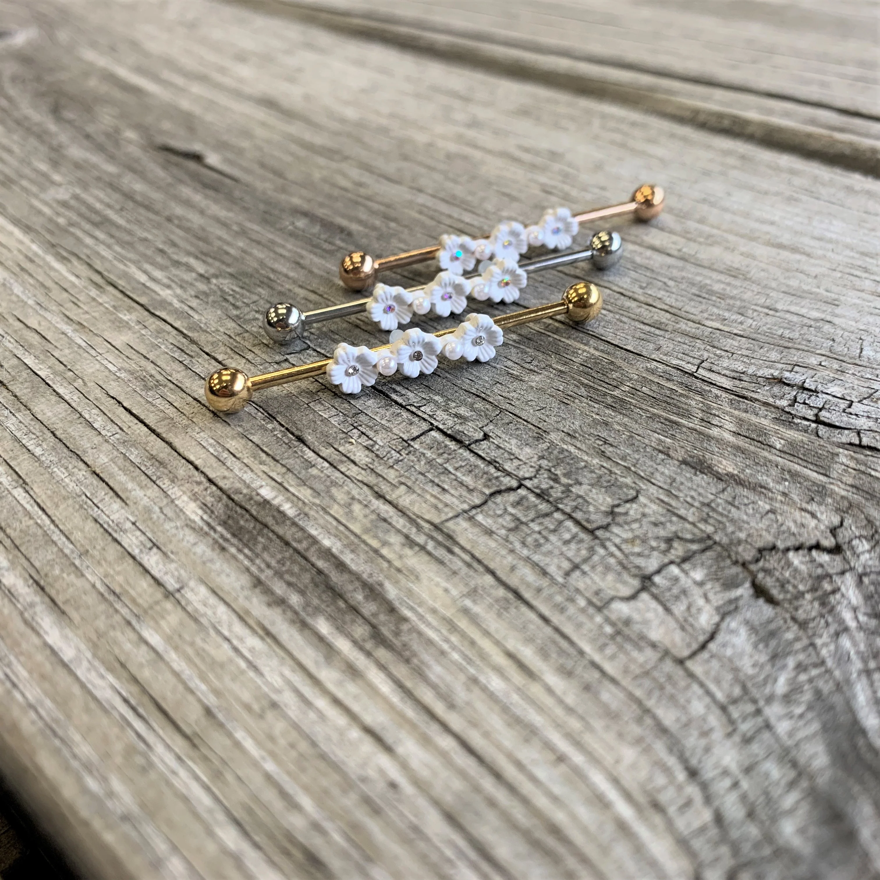 14G Clear Gem White Flower Industrial Barbell 38mm - Image 3