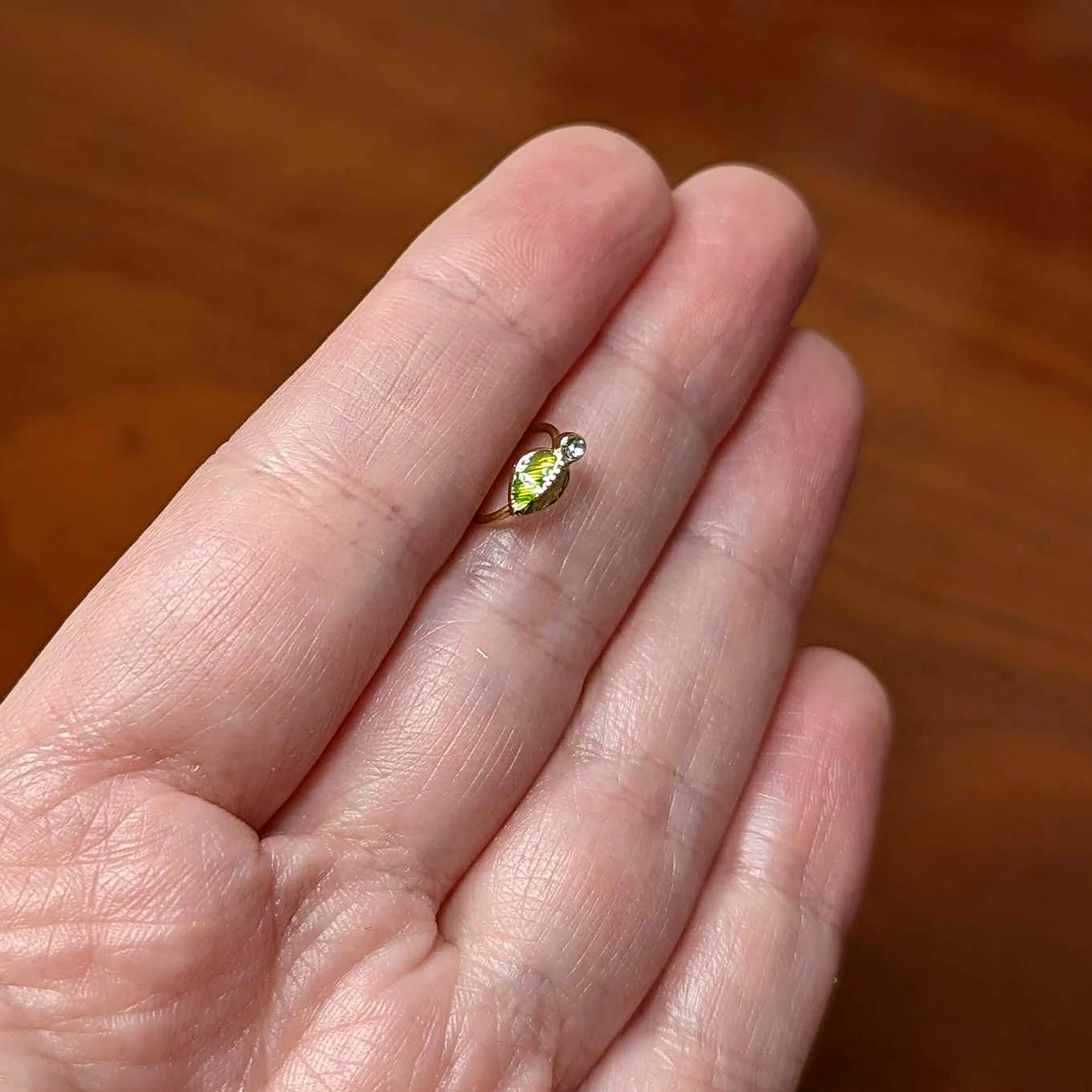 20G 5/16 Clear Gem Gold Tone Lush Green Leaf Nose Hoop - Image 5