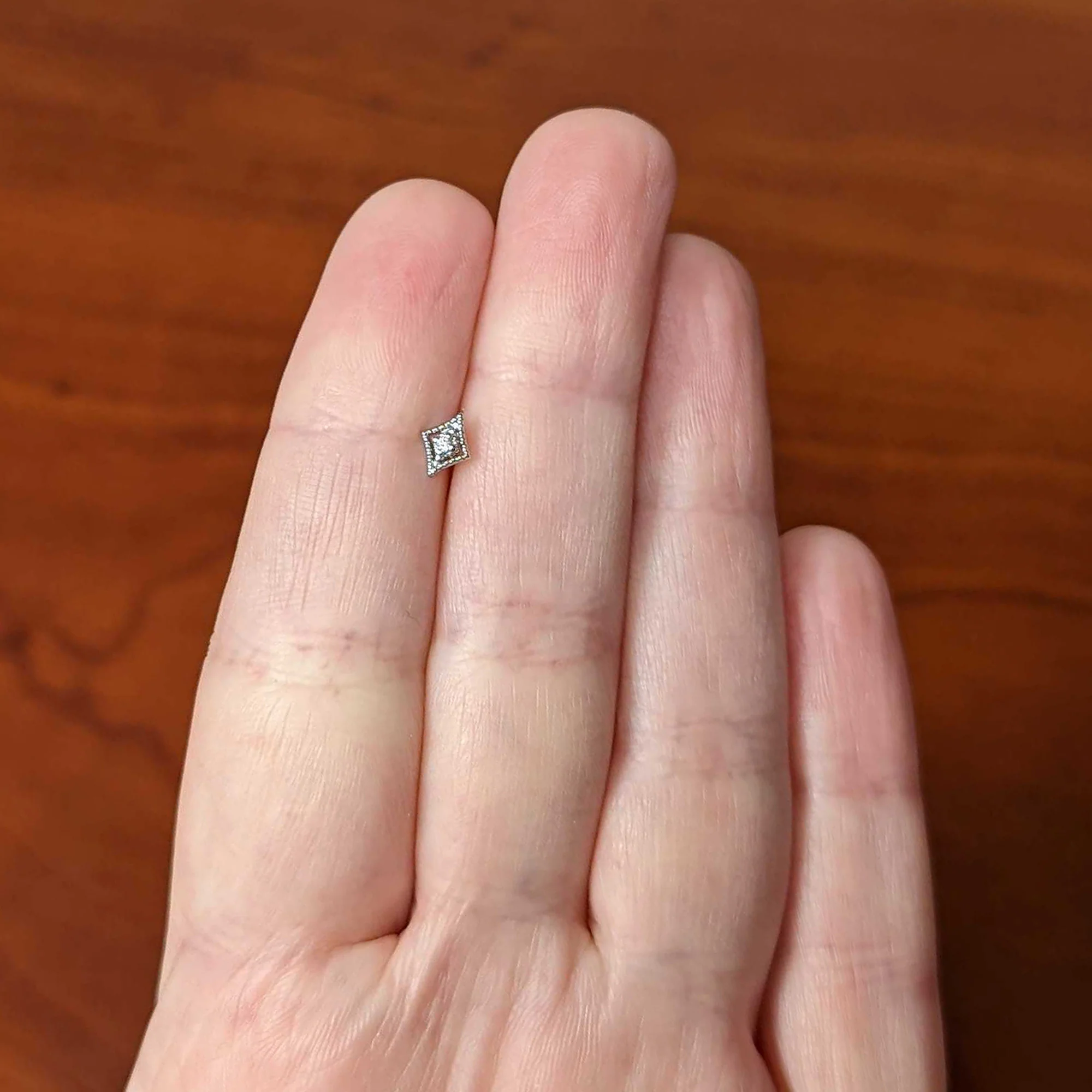 20G 7mm Clear CZ Gem Deco Texture Rhombus L Shape Nose Ring - Image 5