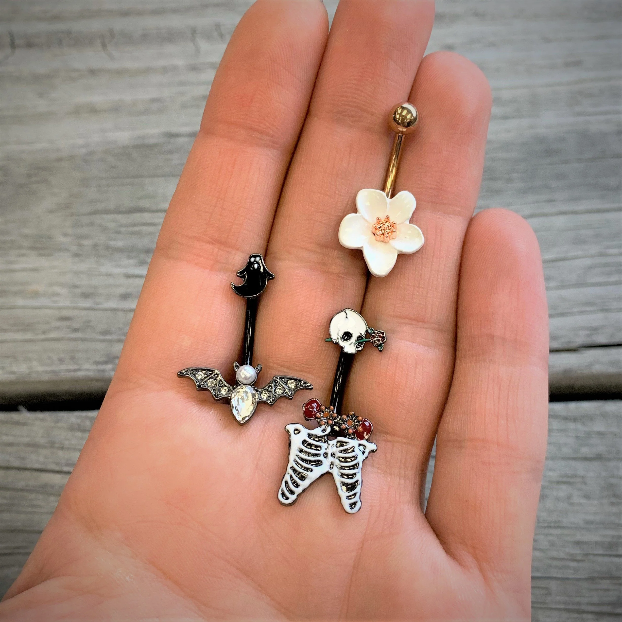 Rose Gold Tone Spring Blossom Pretty White Flower Belly Ring - Image 2